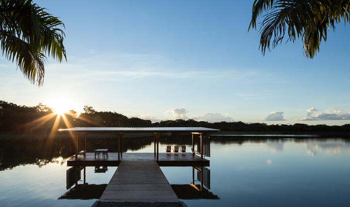 Pavilhão Flutuante e o Vestiário na Represa